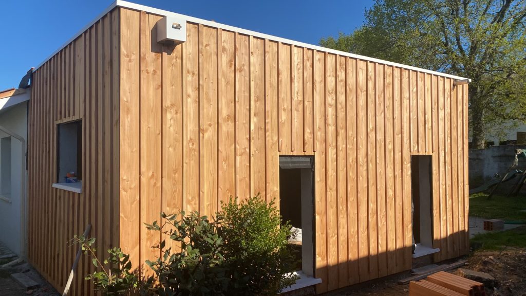Nos réalisations Pose de bardage bois sur une extension, le tout réalisé par APM Maçonnerie, à Martillac