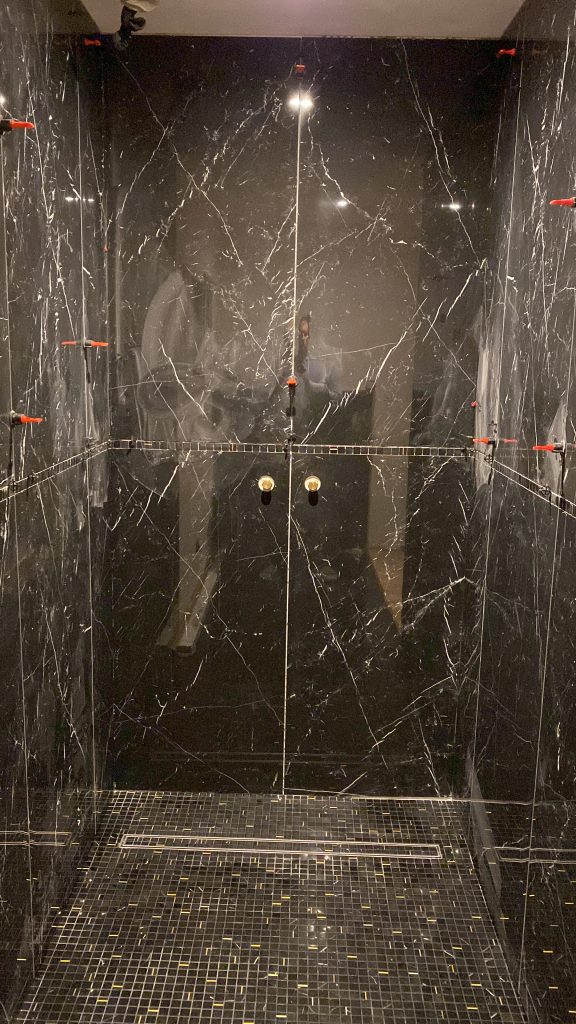 Nos réalisations Réalisation par APM Maçonnerie de salle de bain, avec pose de carrelage en pierre naturelle (marbre), à Martillac