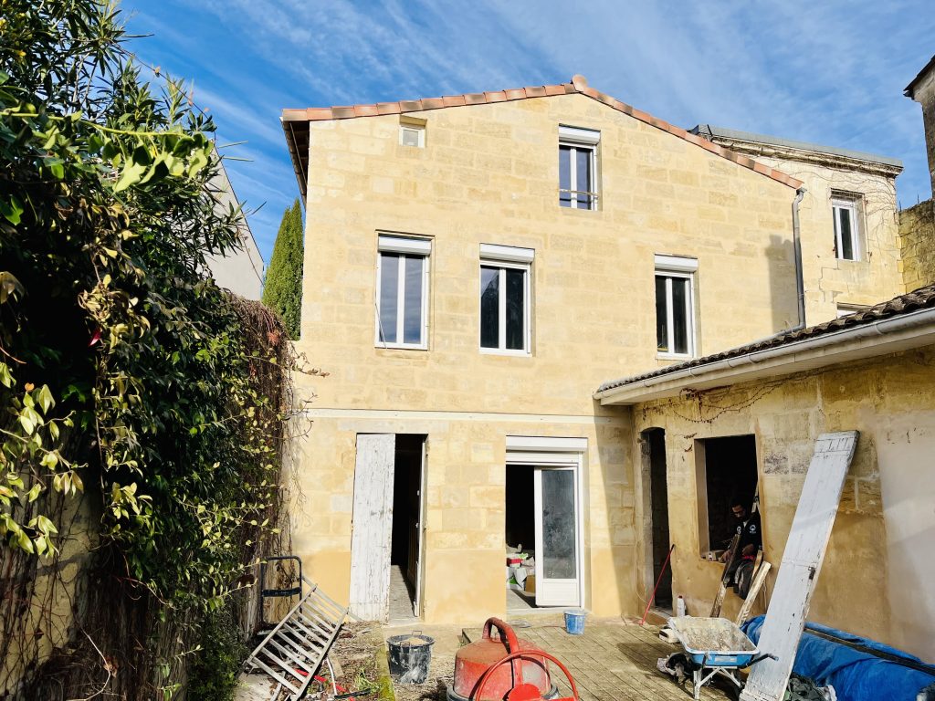 Nos réalisations Sablage, nettoyage d'une façade en pierre de taille d'un immeuble à Libourne