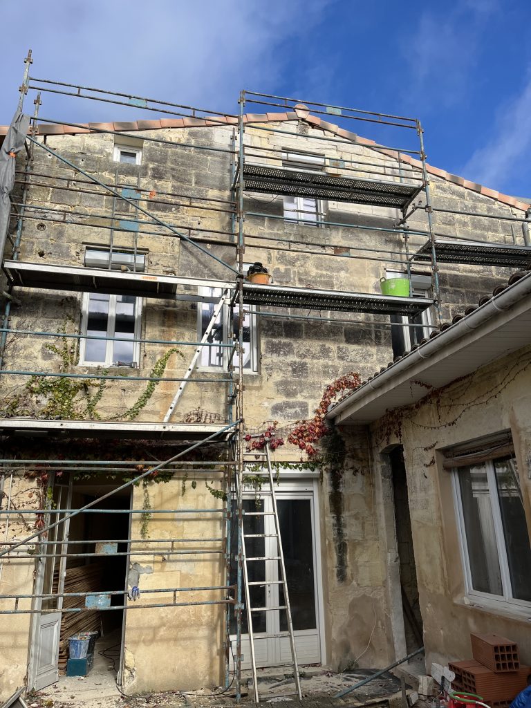 Nos réalisations Sablage, nettoyage d'une façade en pierre de taille d'un immeuble à Libourne